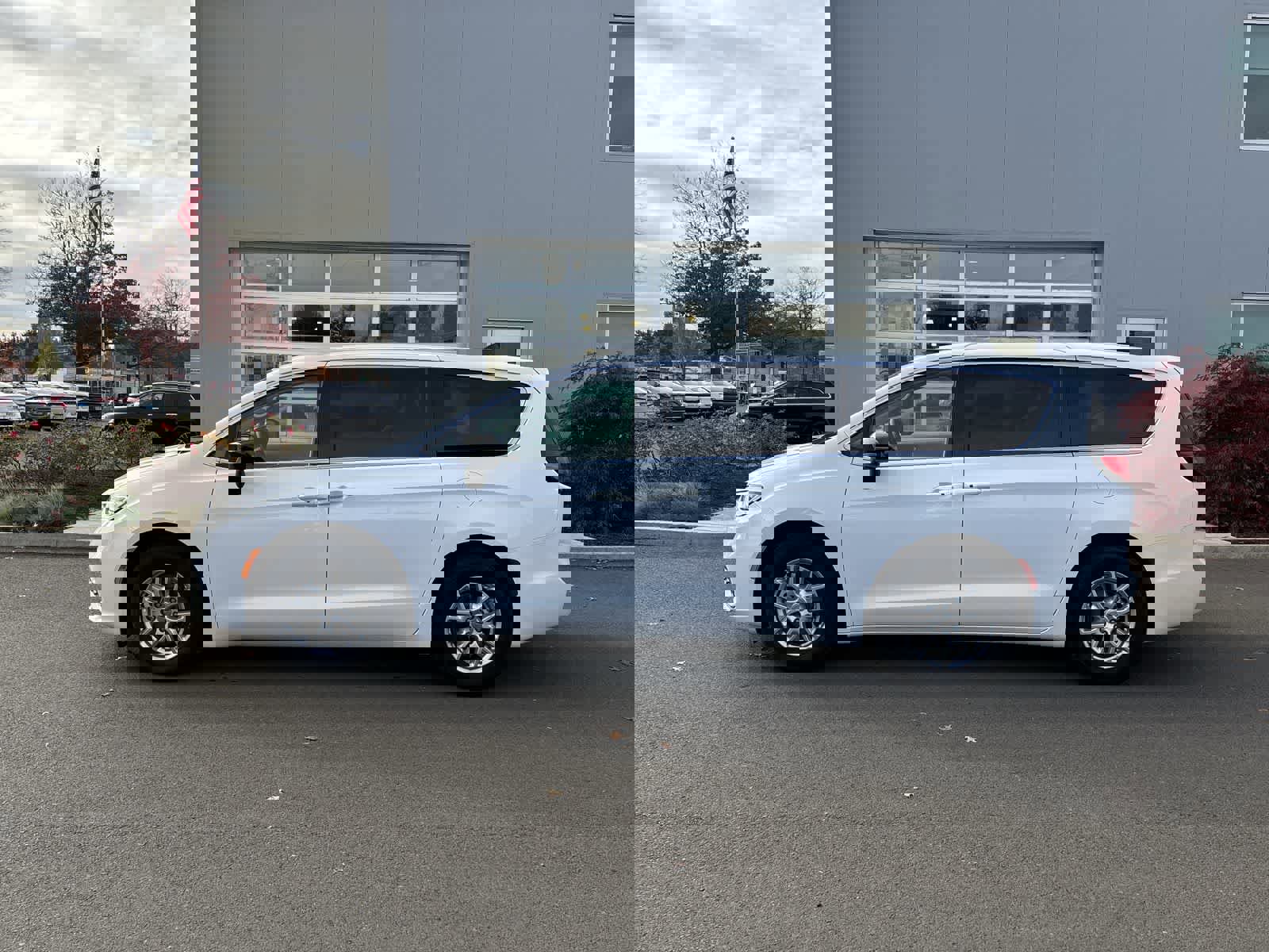 Certified 2024 Chrysler Pacifica Touring-L image 2