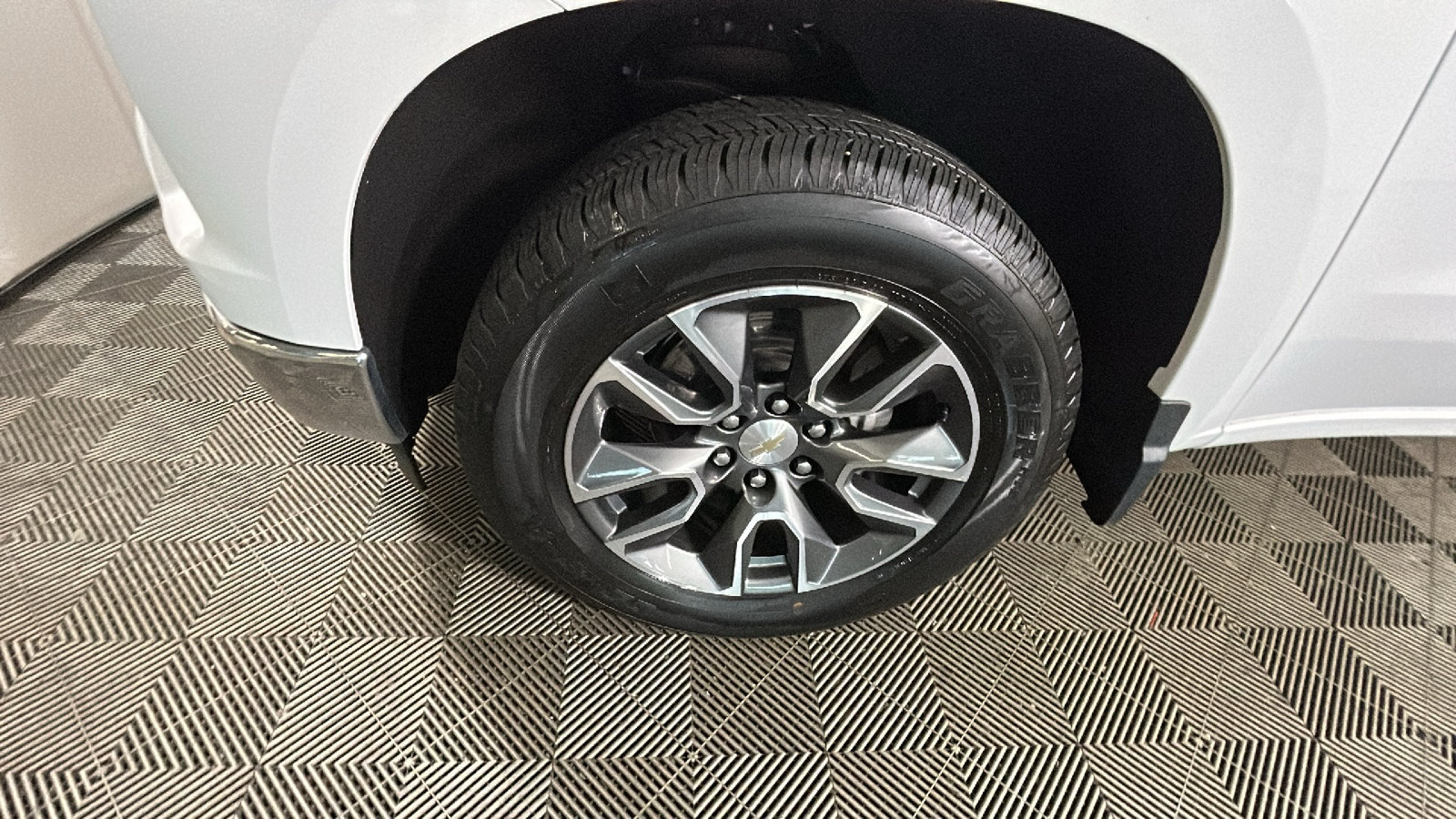 Used 2023 Chevrolet Silverado 1500 LT AWD/4WD image 10