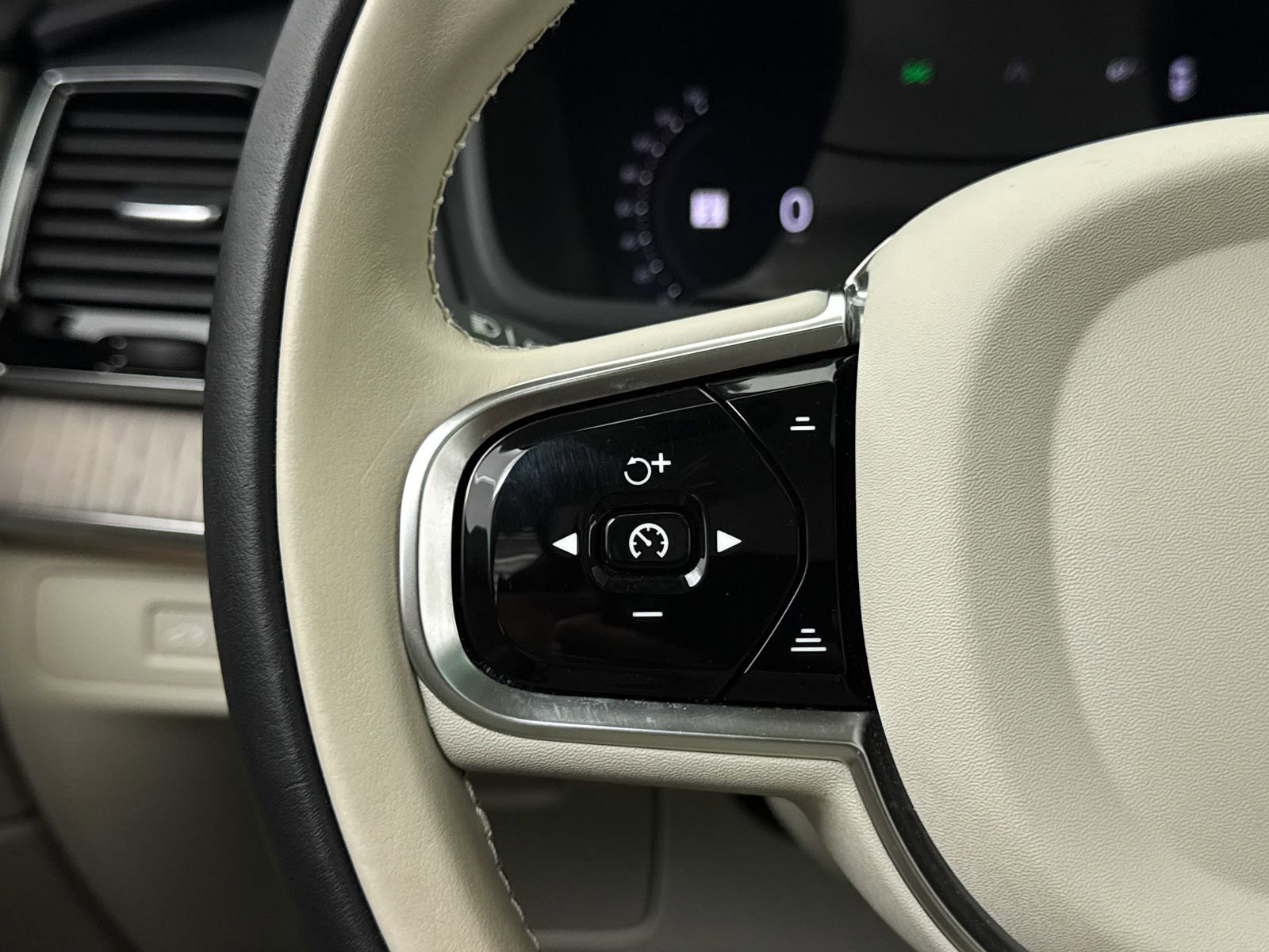 Used 2024 Volvo XC90 T8 Plus w/ Protection Package Premier image 37