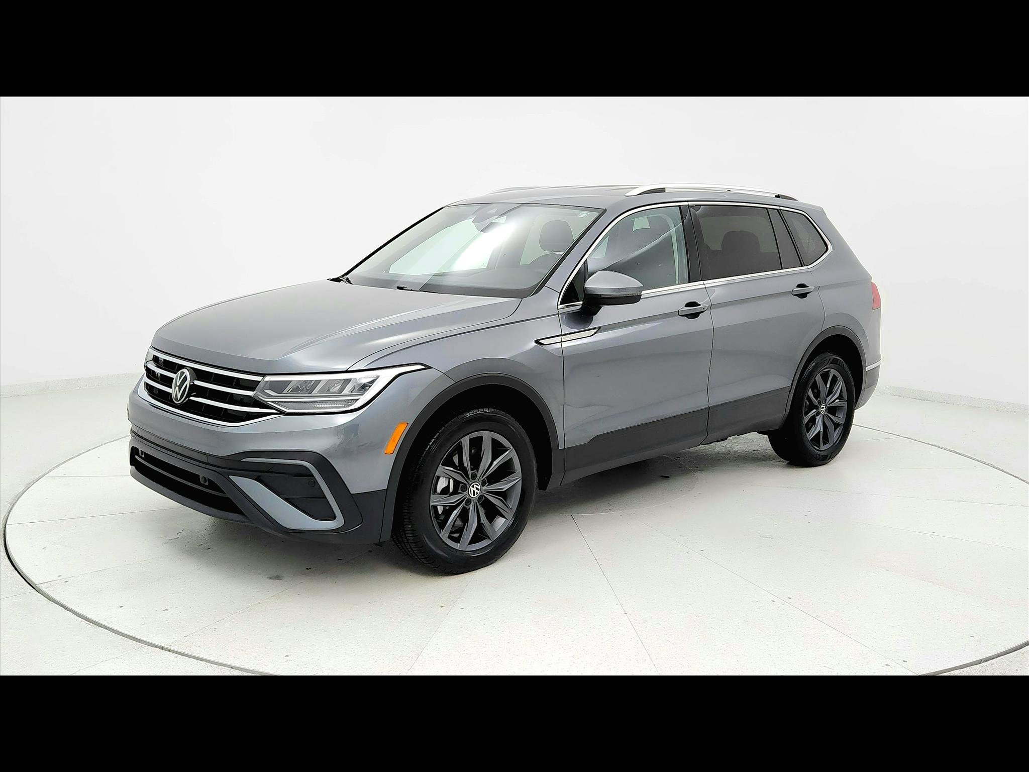 Used 2024 Volkswagen Tiguan SE image 1