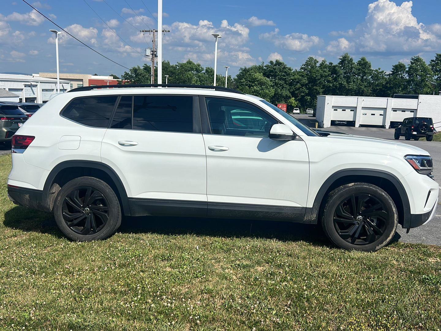 Used 2023 Volkswagen Atlas SE w/ Black Wheel Package AWD/4WD image 7