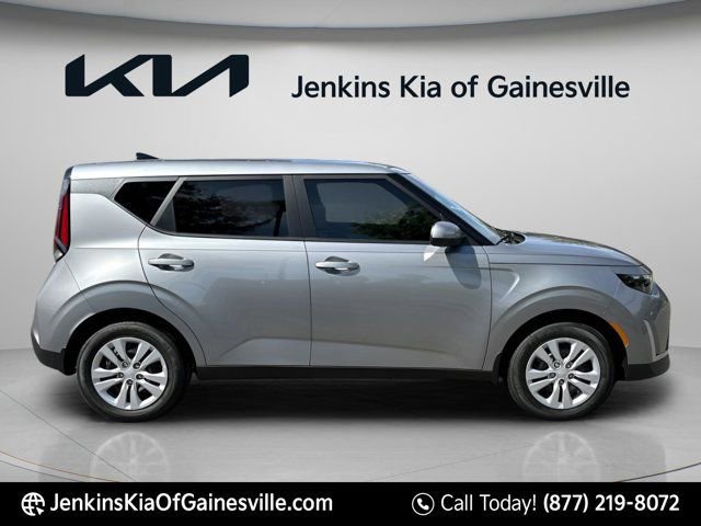 Used 2023 Kia Soul LX FWD image 2