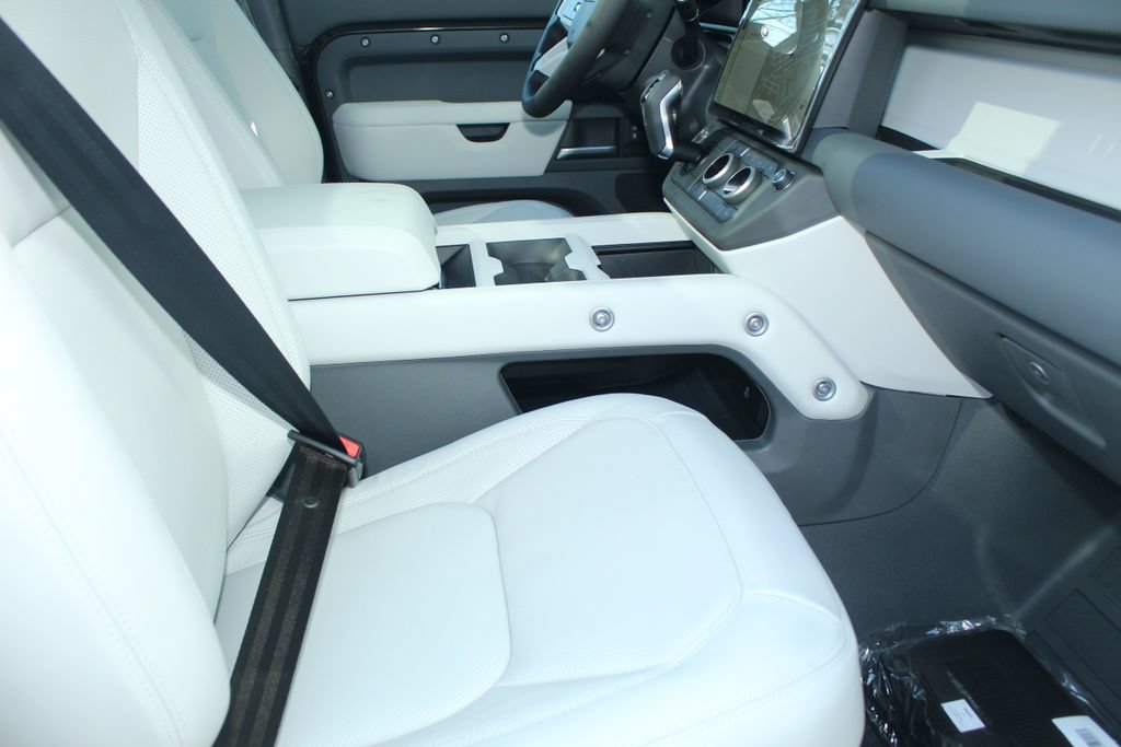 New 2026 Land Rover Defender 130 X-Dynamic SE AWD/4WD image 3