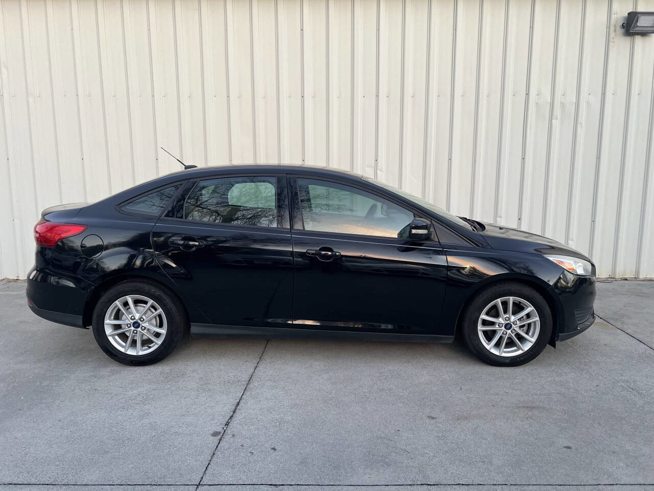 Used 2017 Ford Focus SE image 2