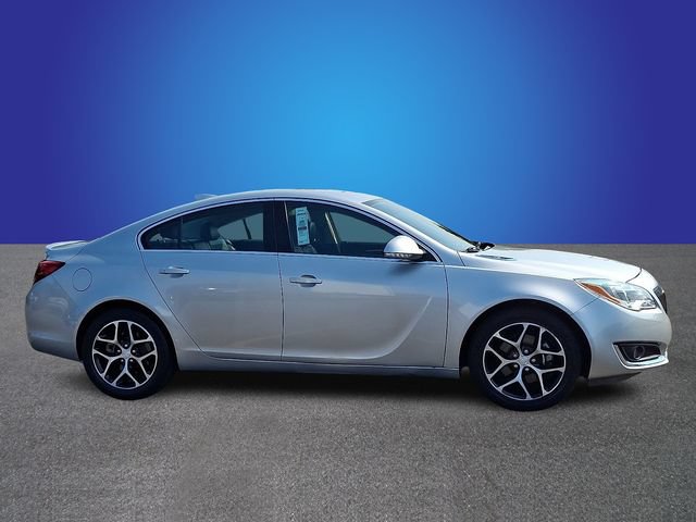 Used 2017 Buick Regal Sport Touring FWD image 4