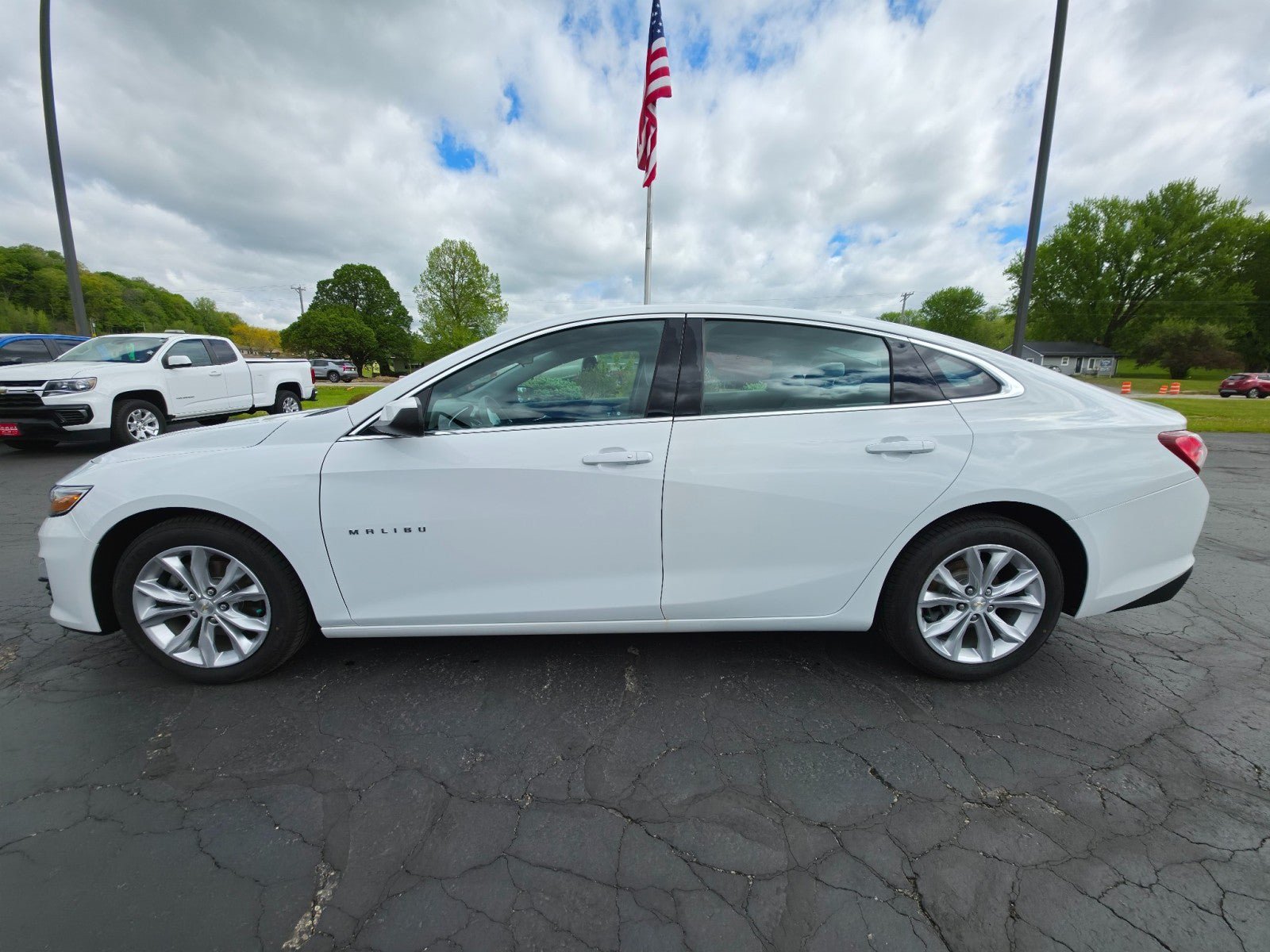 Used 2021 Chevrolet Malibu LT FWD image 2