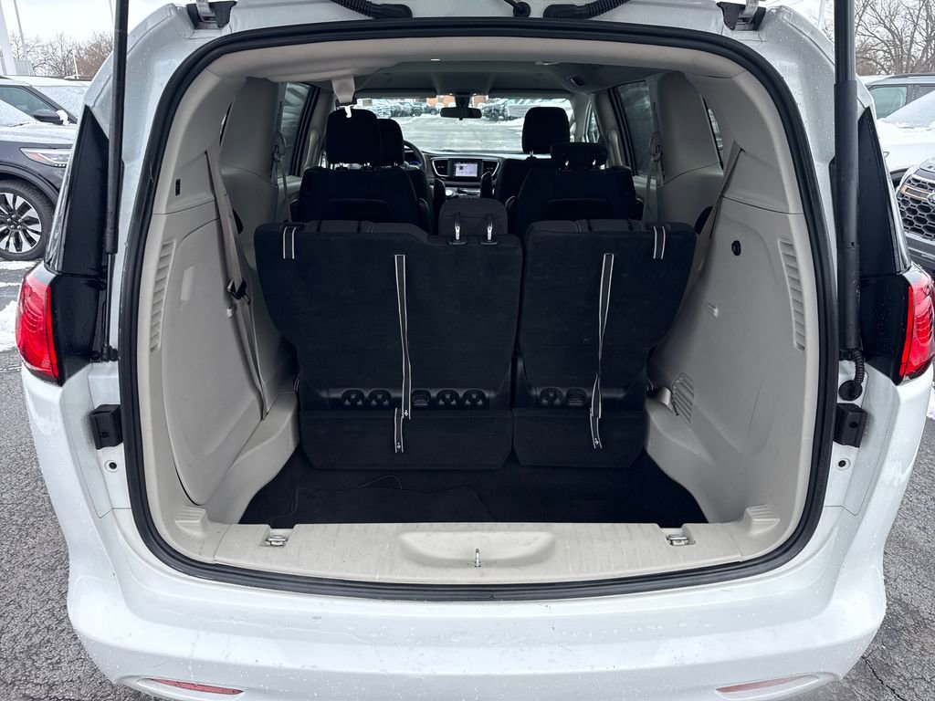 Used 2022 Chrysler Voyager LX FWD image 11