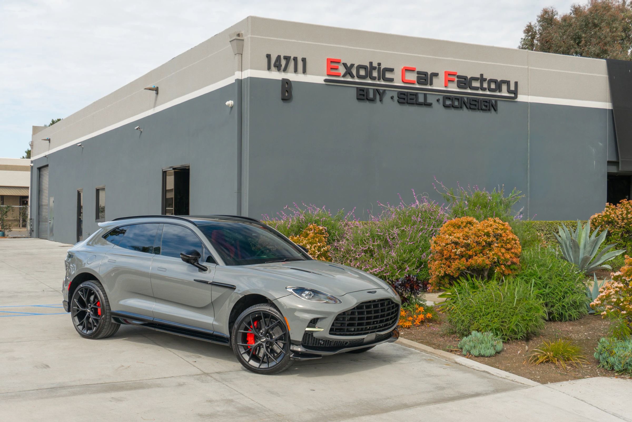 Used 2025 Aston Martin DBX 707 AWD/4WD image 1