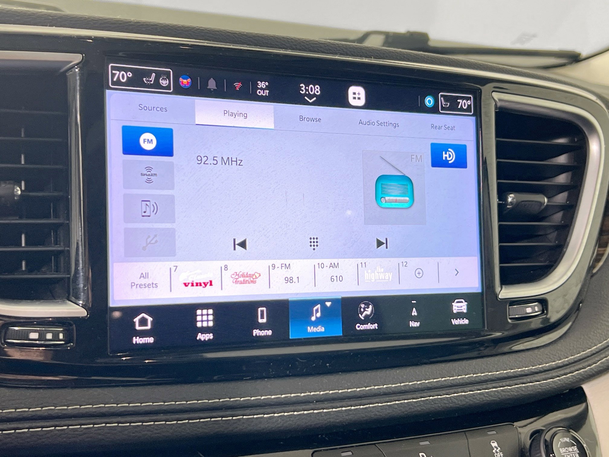 Used 2021 Chrysler Pacifica Limited w/ Uconnect Theater Family Group image 15