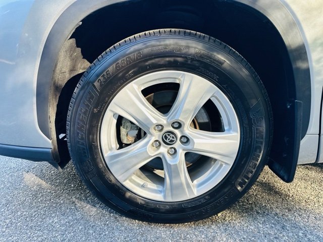 Used 2024 Toyota Highlander LE image 31