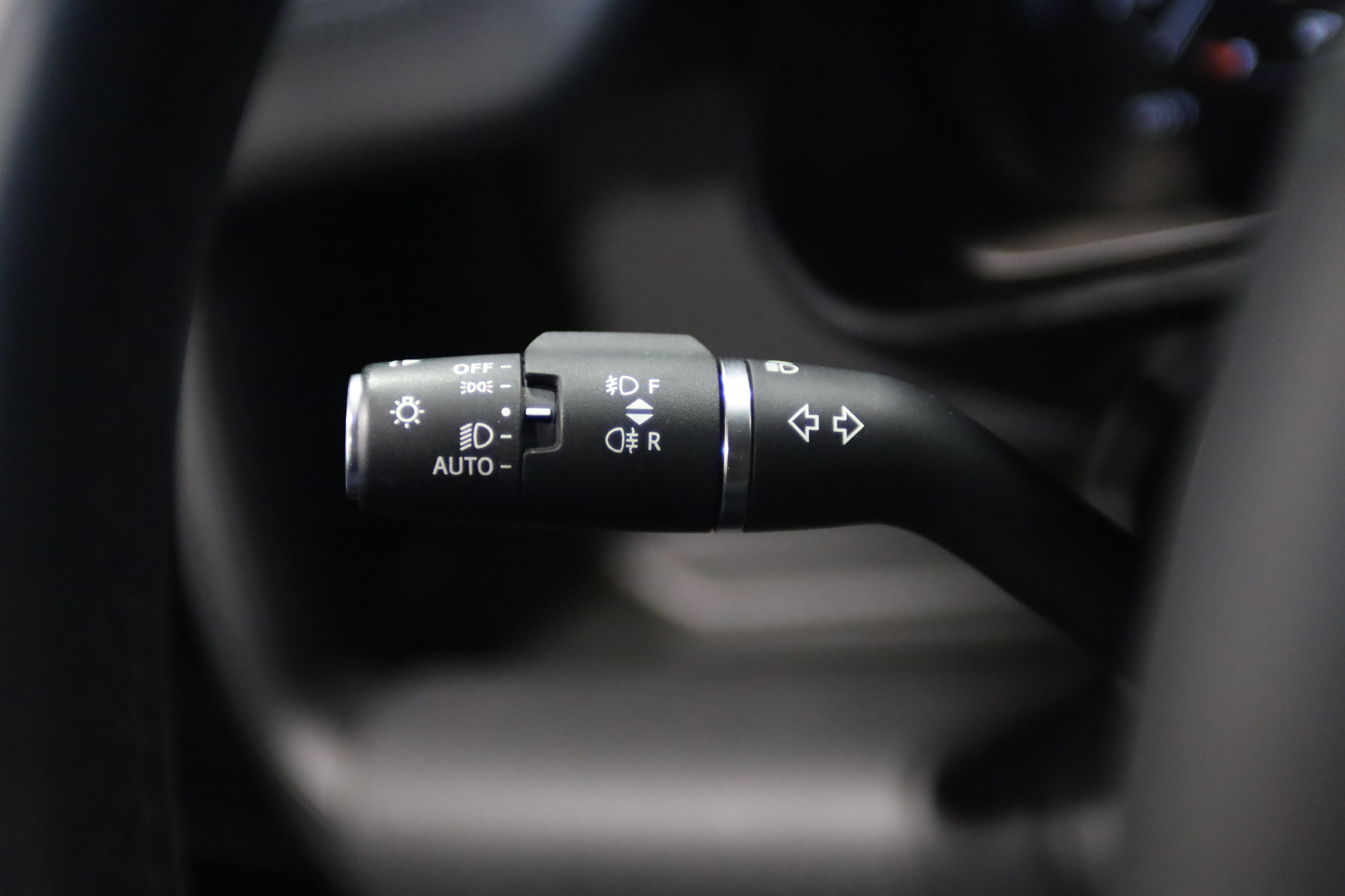 Used 2024 Land Rover Defender 130 X-Dynamic SE AWD/4WD image 16