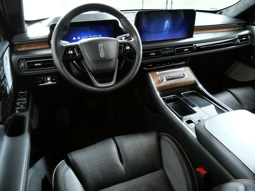 Certified 2025 Lincoln Aviator Black Label AWD/4WD image 4