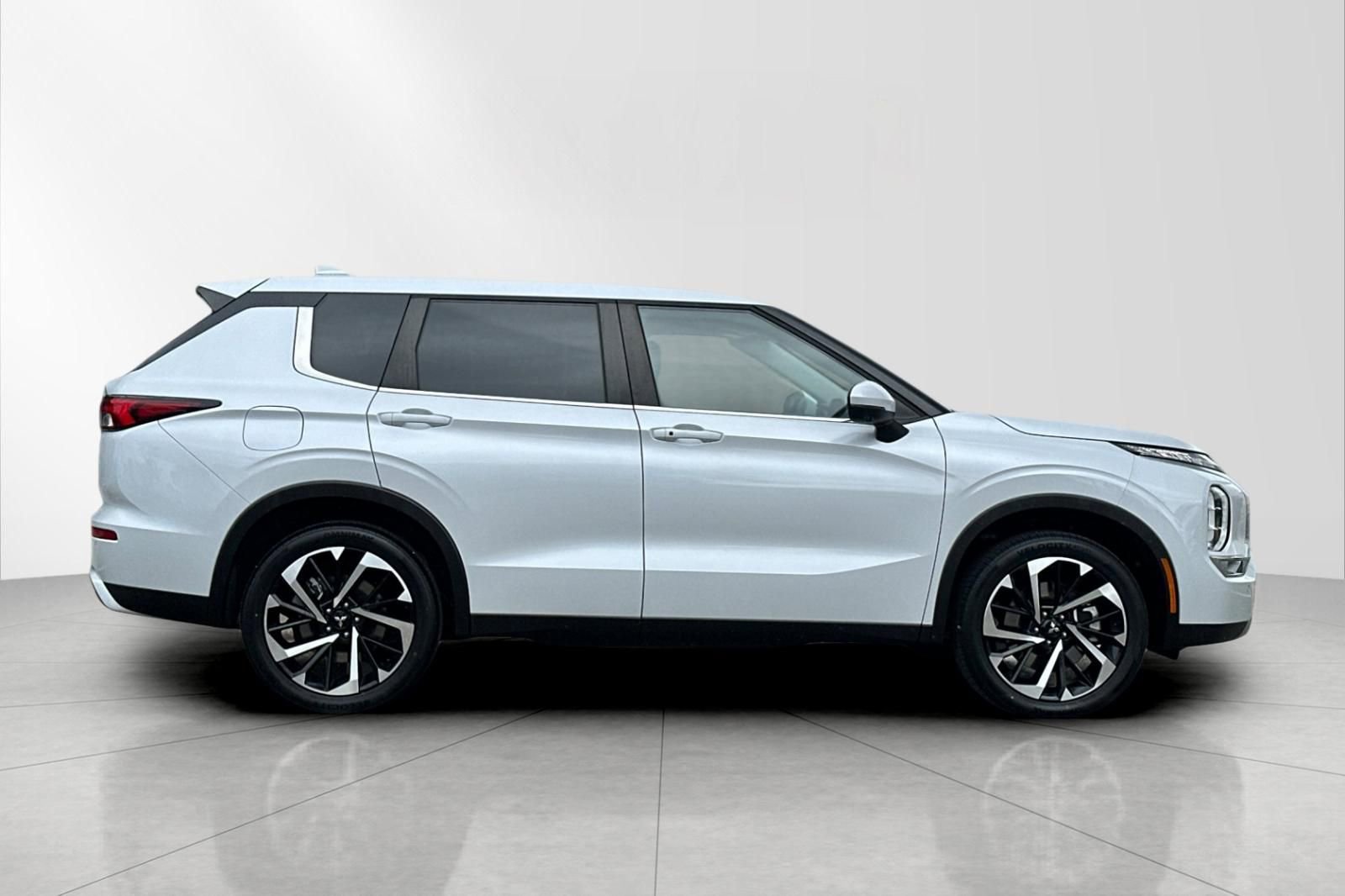 Used 2024 Mitsubishi Outlander SE image 2