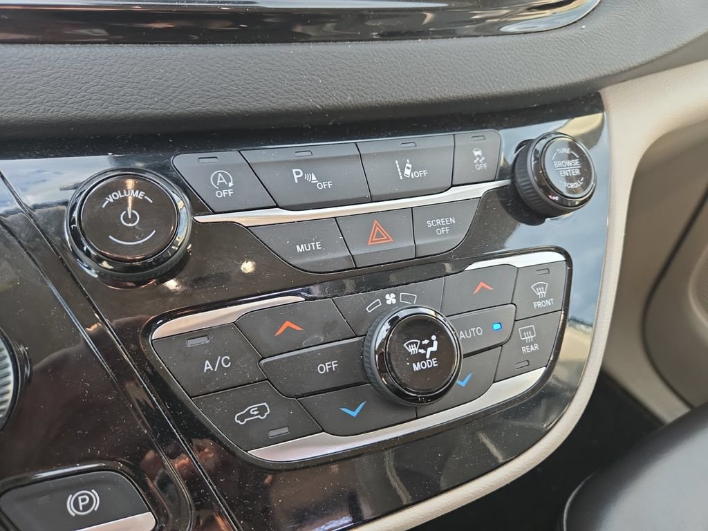 Used 2023 Chrysler Pacifica Touring-L FWD image 27
