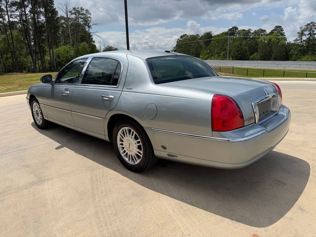 Used 2006 Lincoln Town Car Designer Series RWD image 3