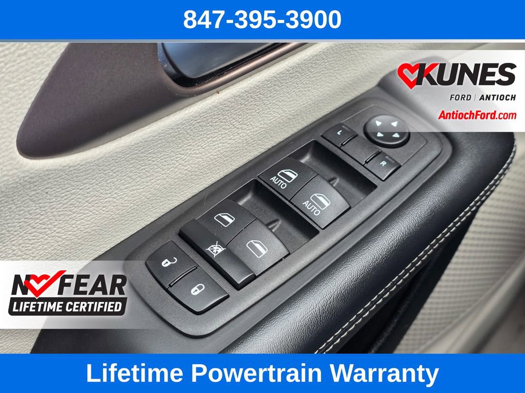 Used 2023 Chrysler Voyager LX image 42