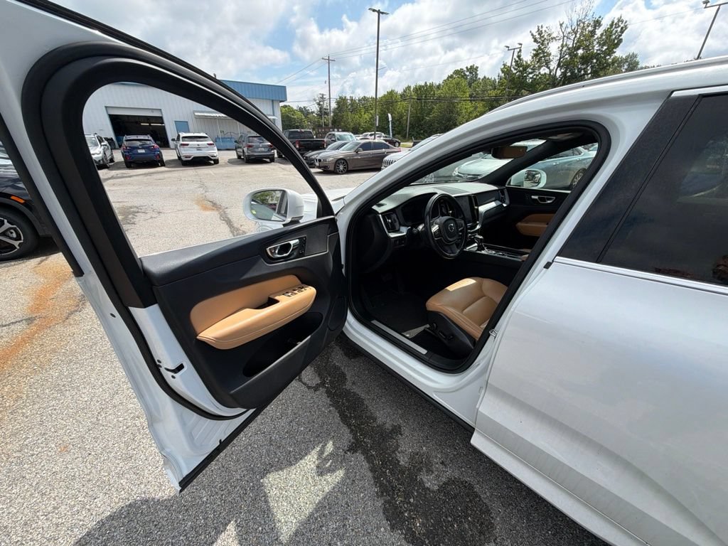 Used 2020 Volvo XC60 T5 Momentum w/ Protection Package AWD/4WD image 12