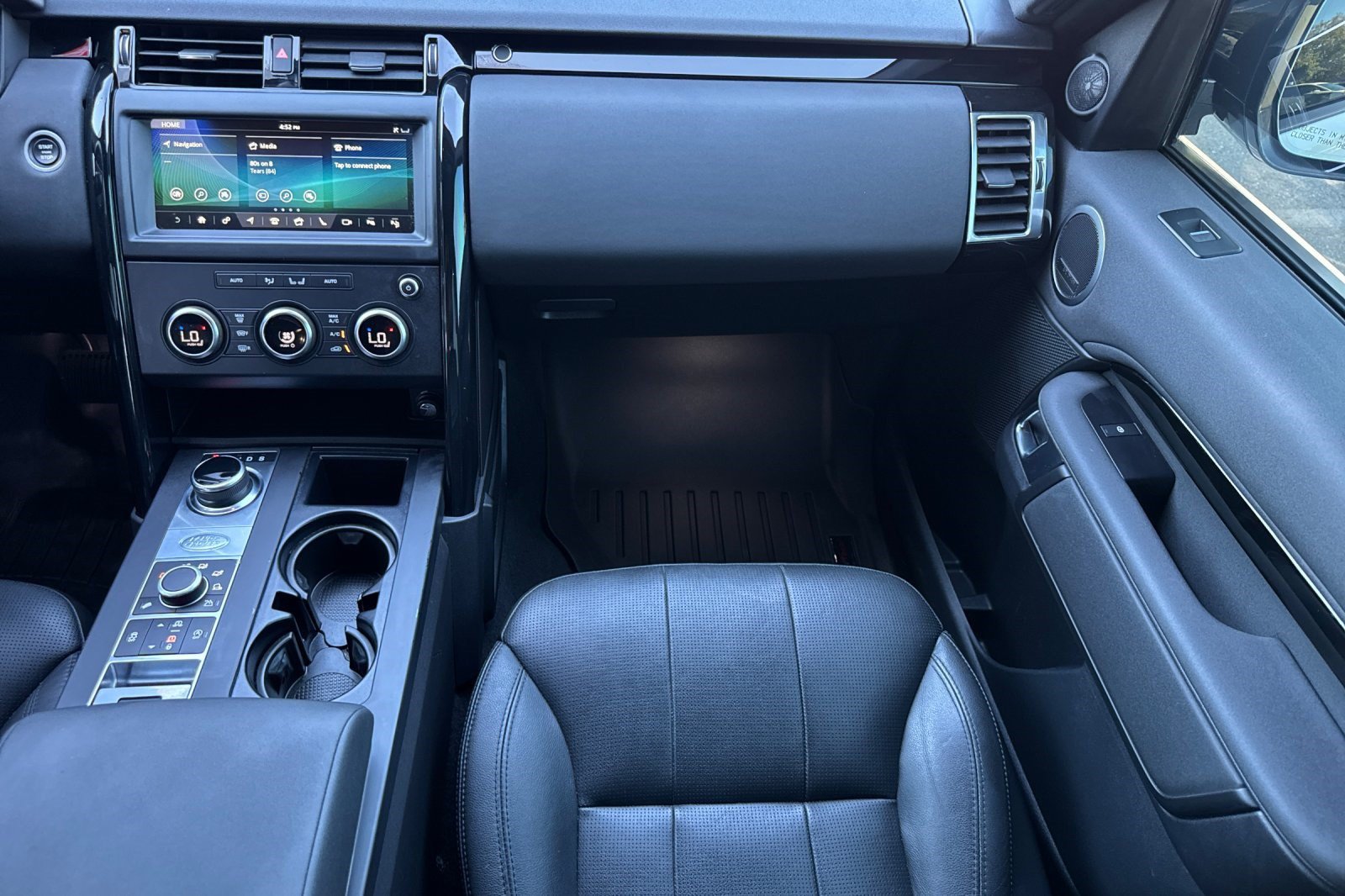 Used 2019 Land Rover Discovery SE AWD/4WD image 18