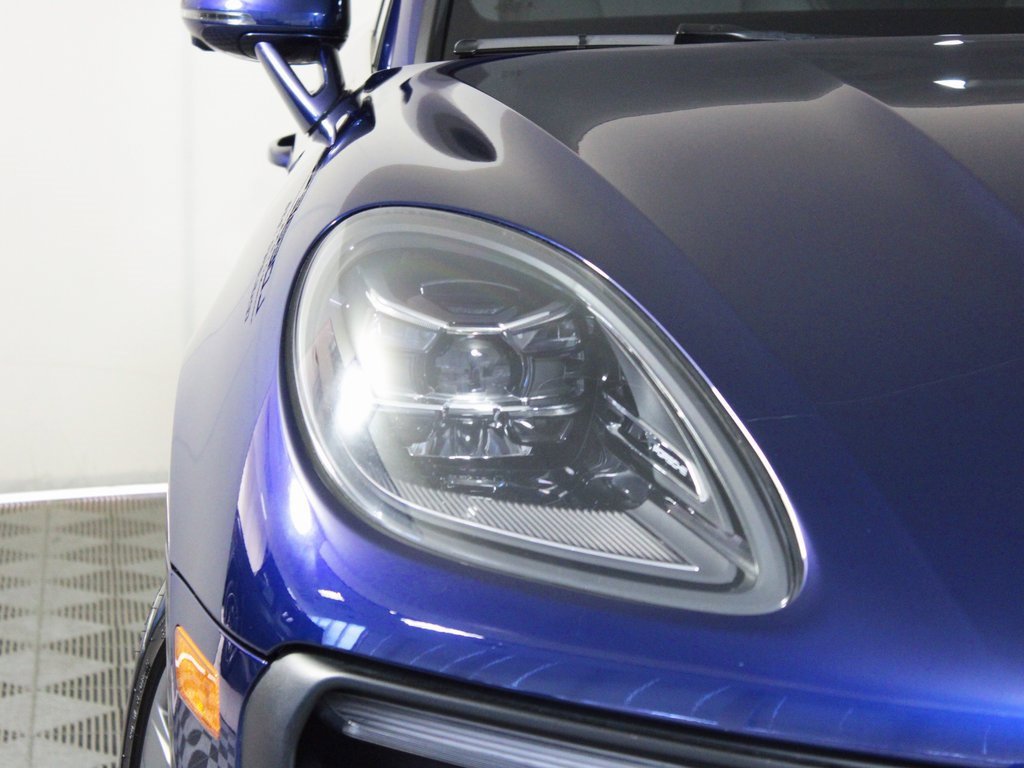 Used 2022 Porsche Macan w/ Premium Package Plus image 11