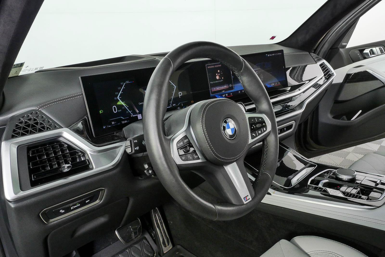 Used 2025 BMW X7 xDrive40i w/ M Sport Package AWD/4WD image 4