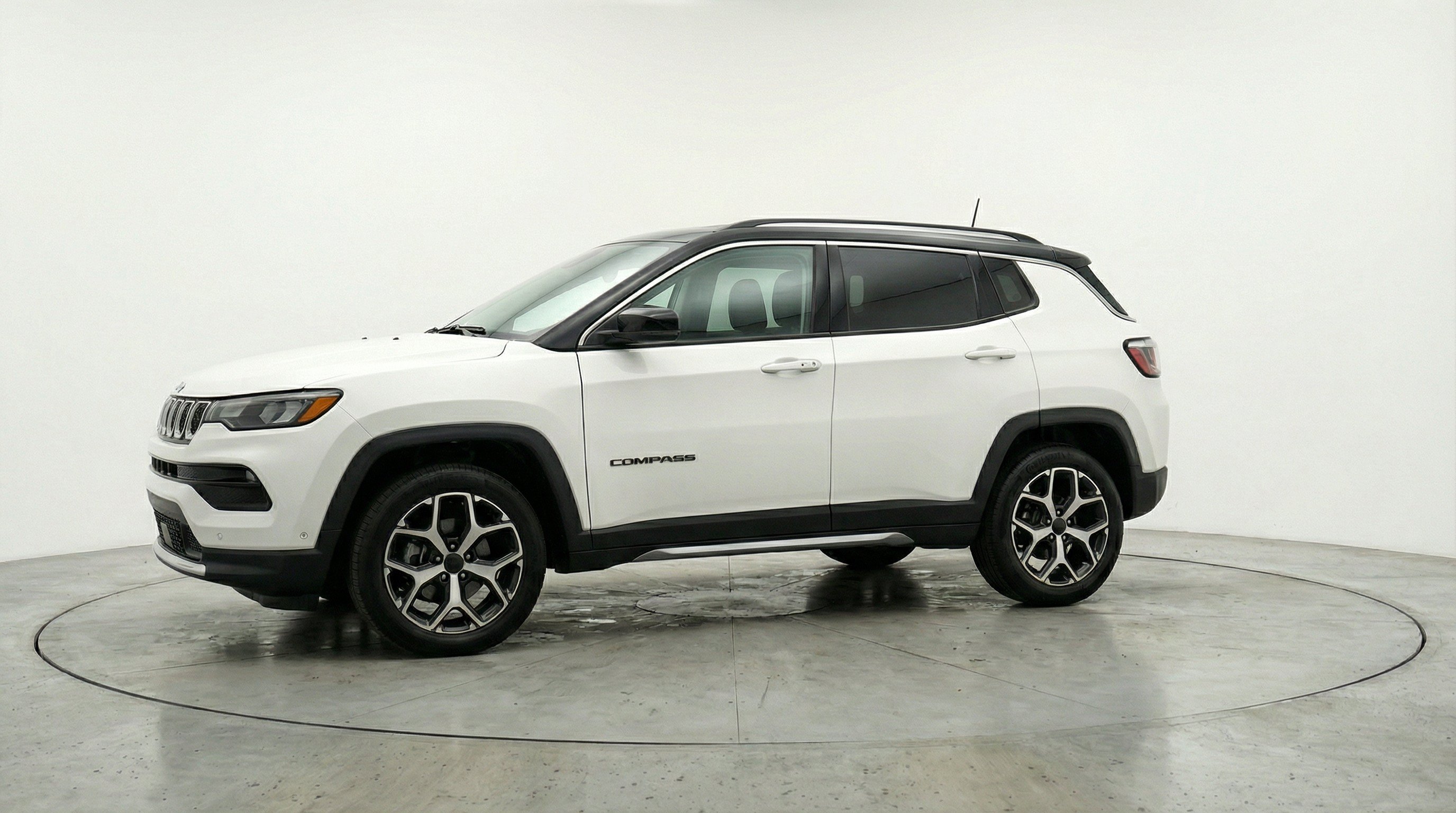 Used 2025 Jeep Compass Limited AWD/4WD image 3