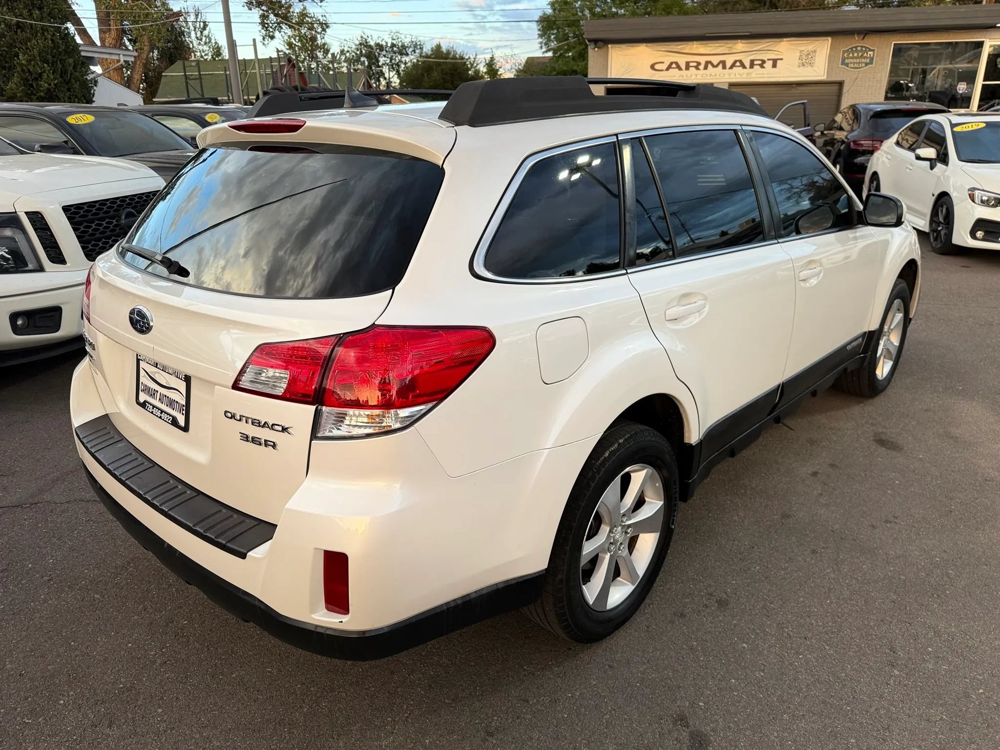 Used 2013 Subaru Outback 3.6R Limited w/ Moonroof Pkg AWD/4WD image 9