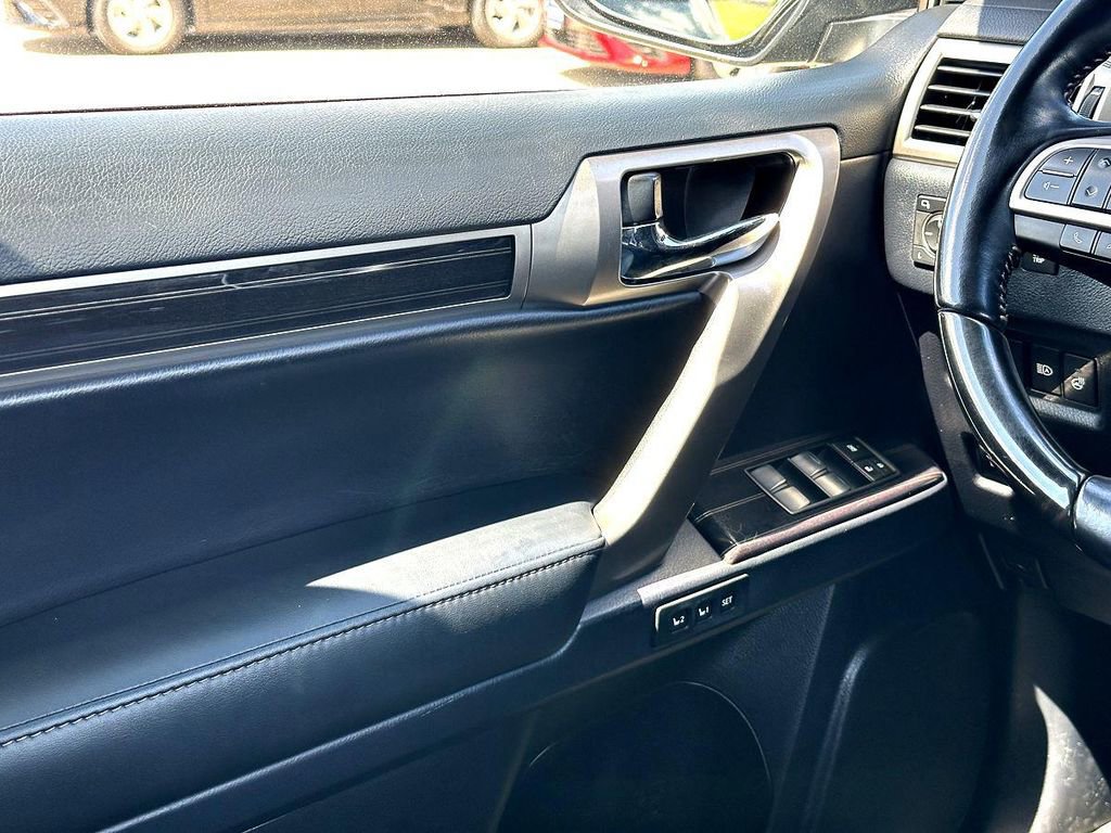 Used 2020 Lexus GX 460 Luxury w/ Accessory Package AWD/4WD image 27