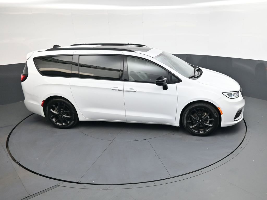 Used 2025 Chrysler Pacifica Limited image 28