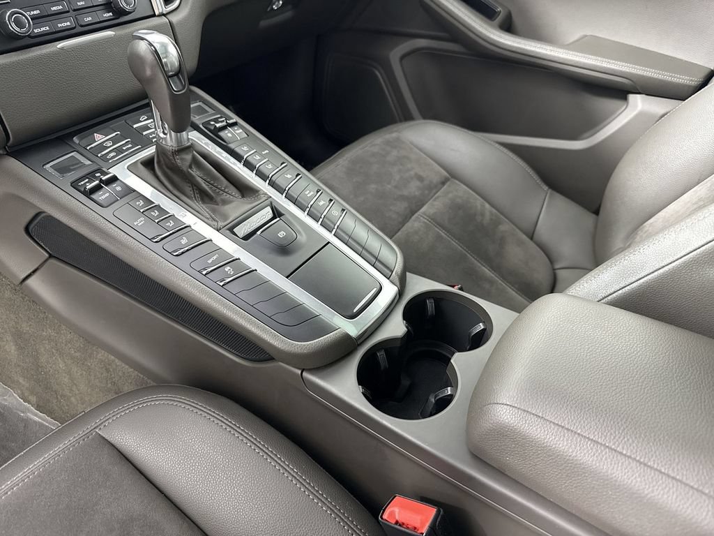 Certified 2017 Porsche Macan AWD/4WD image 31