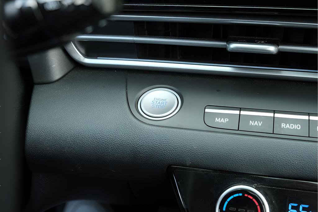 Used 2025 Hyundai Elantra SEL image 14