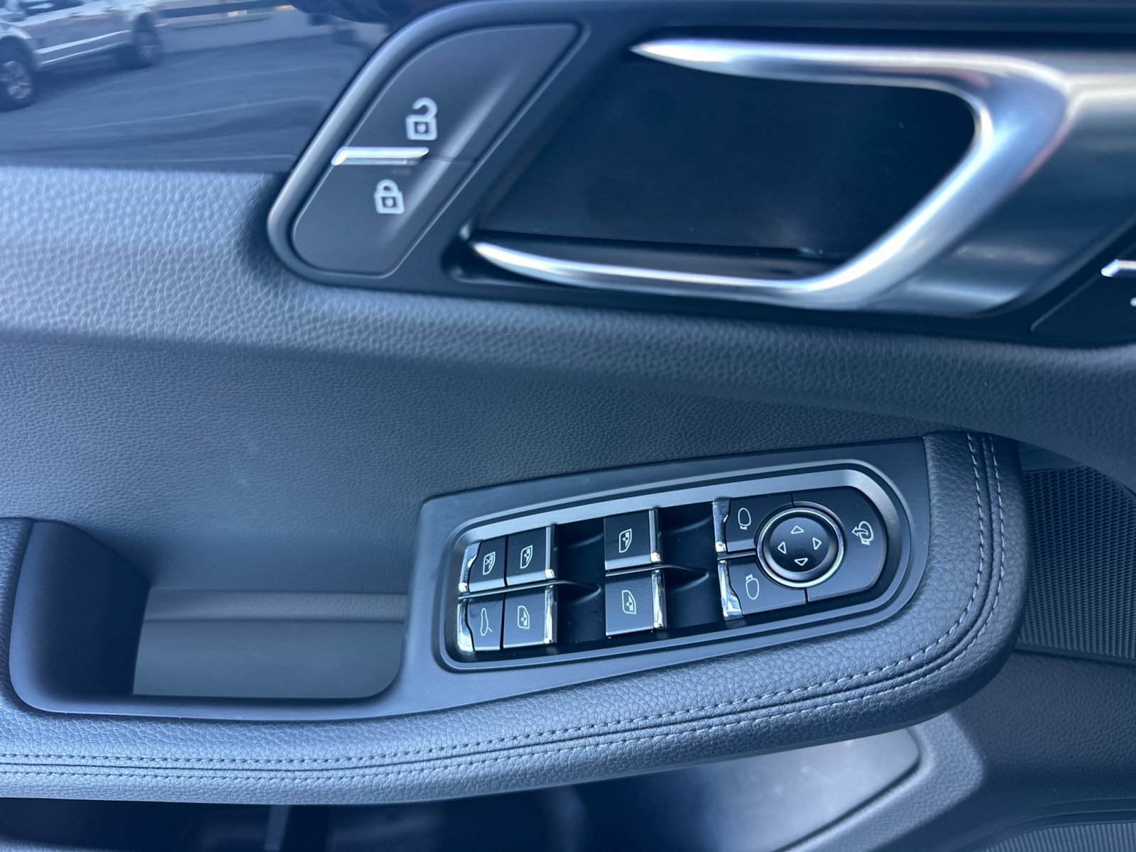 Certified 2026 Porsche Macan AWD/4WD image 28