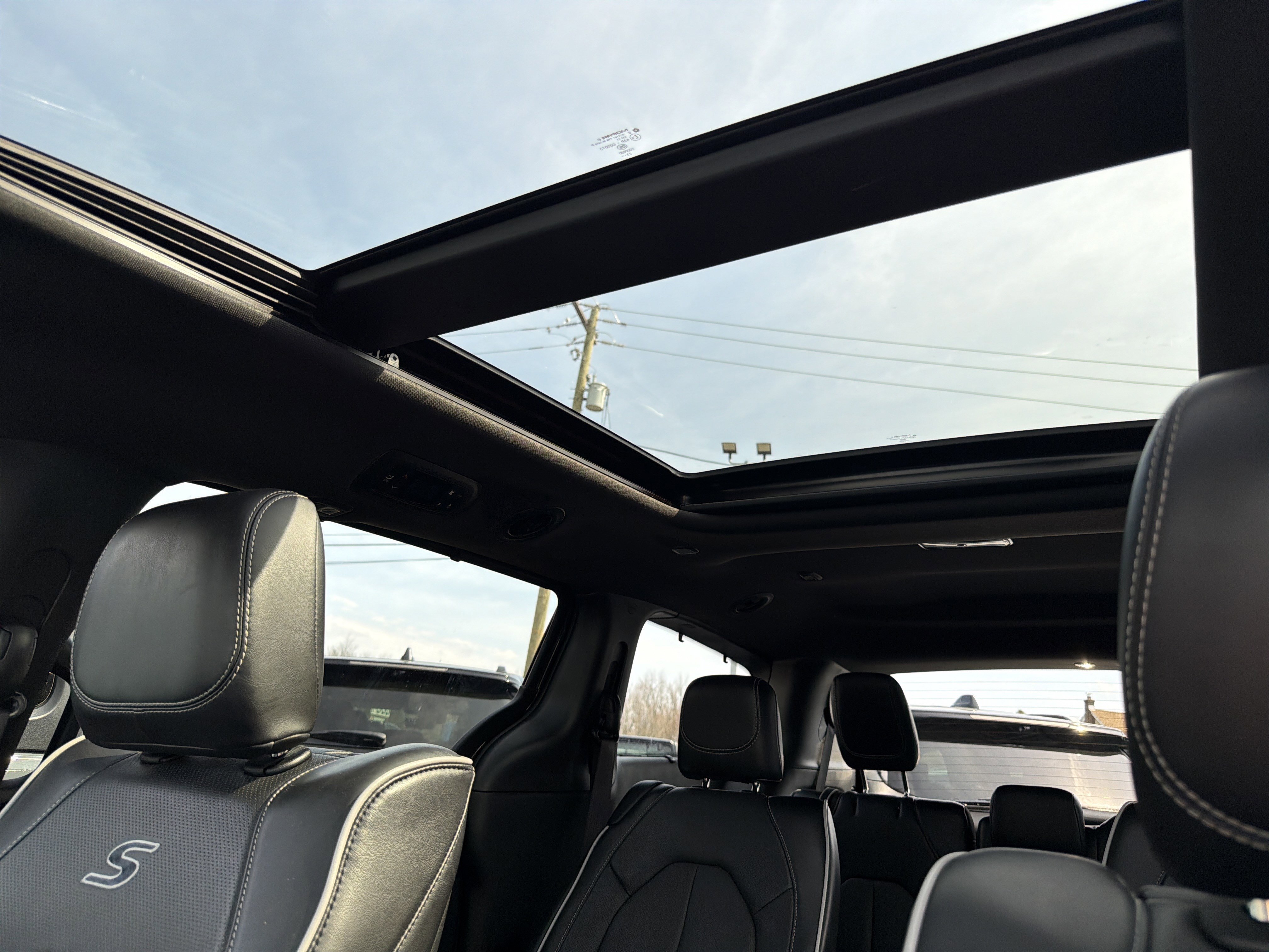 Used 2024 Chrysler Pacifica Limited w/ Uconnect Theater Family Group image 42