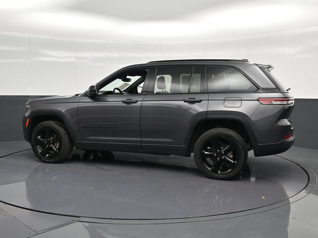 Used 2024 Jeep Grand Cherokee Altitude AWD/4WD image 8