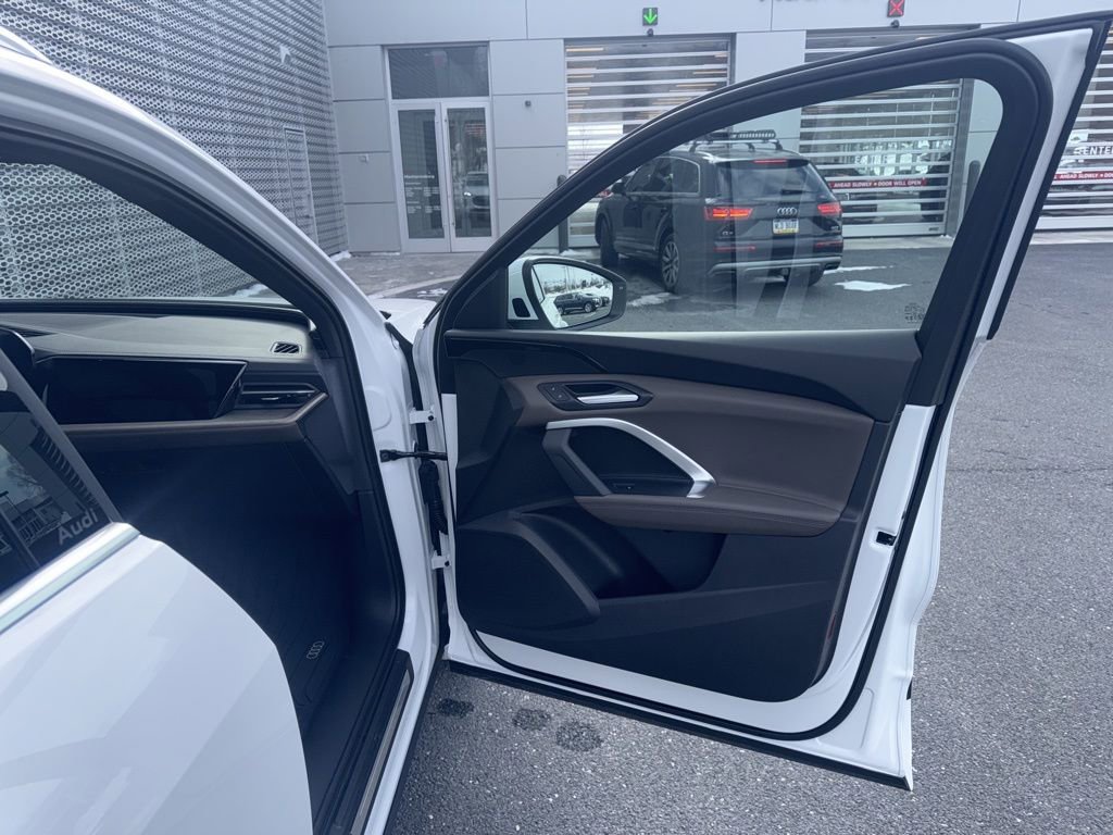 Used 2025 Audi Q5 Premium w/ Convenience Package image 7