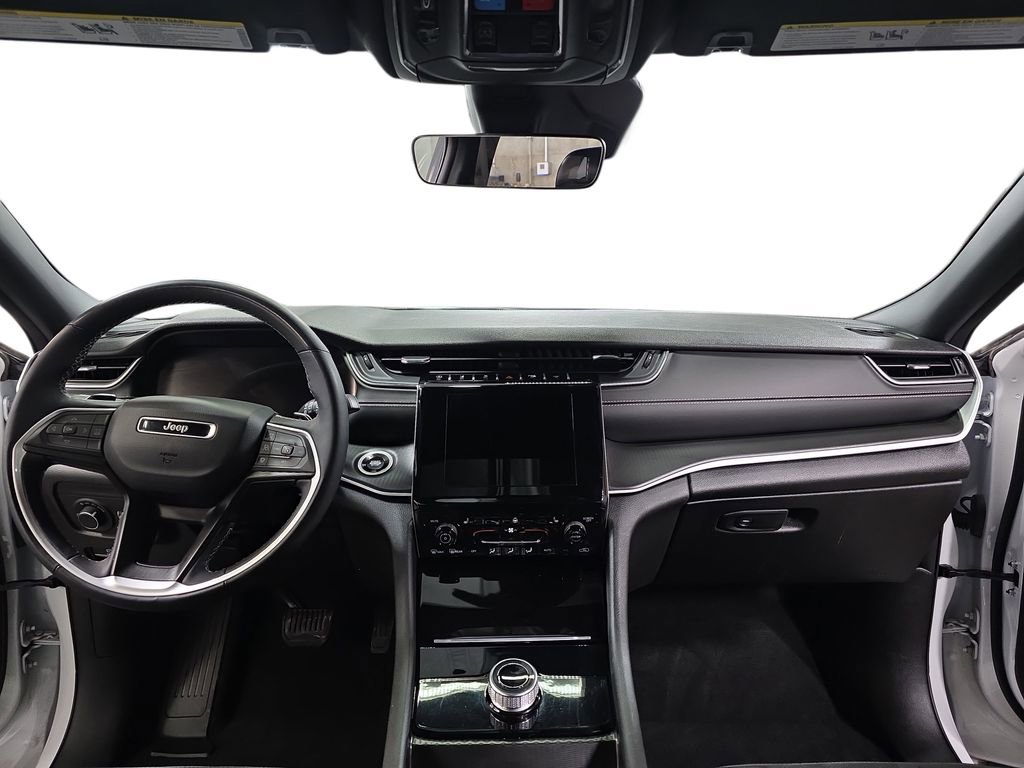 Used 2025 Jeep Grand Cherokee Altitude image 9