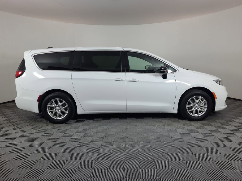 Used 2025 Chrysler Pacifica Select FWD image 2