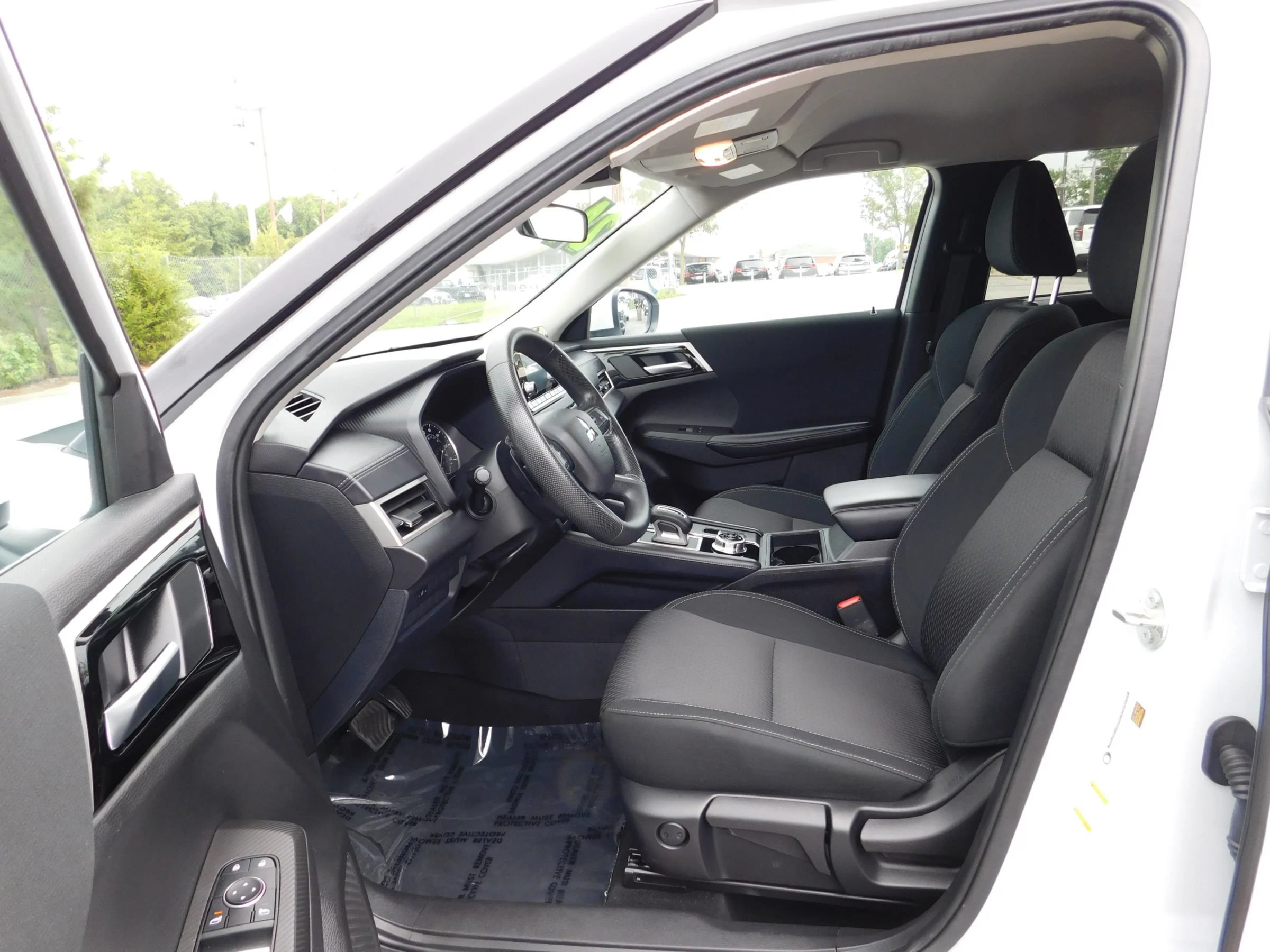 Used 2024 Mitsubishi Outlander ES AWD/4WD image 15