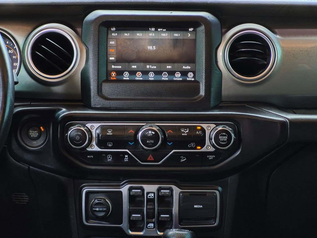 Used 2018 Jeep Wrangler Unlimited Sahara AWD/4WD image 12