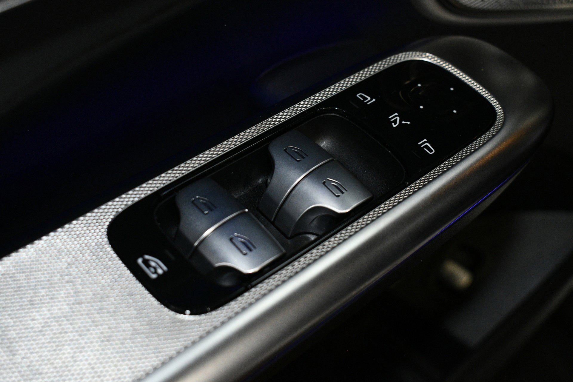 Used 2025 Mercedes-Benz GLC 300 4MATIC image 40