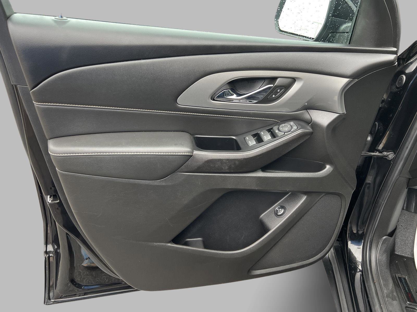 Used 2023 Chevrolet Traverse LT image 34