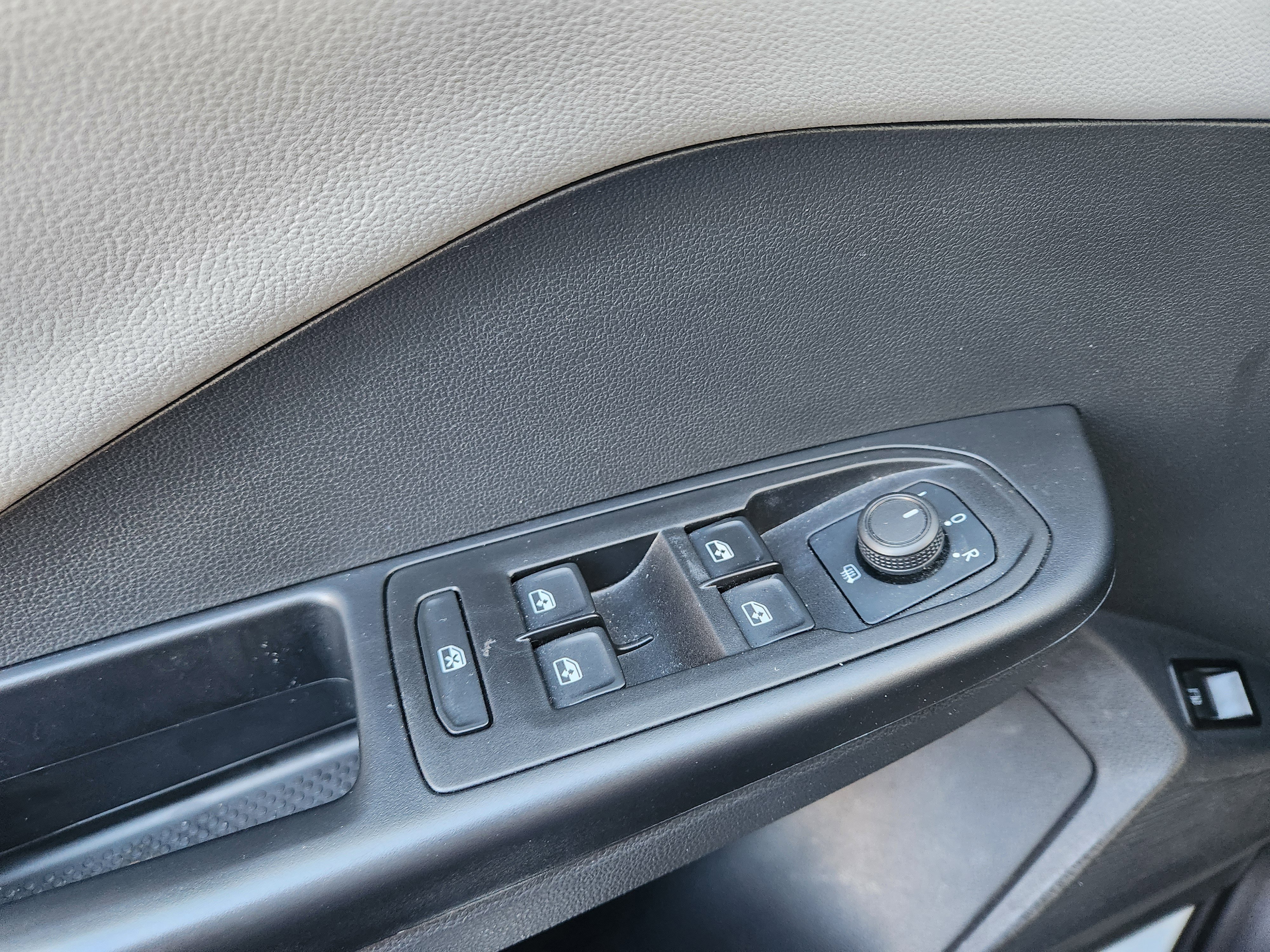 Certified 2023 Volkswagen Taos SE w/ Panoramic Sunroof Package image 18