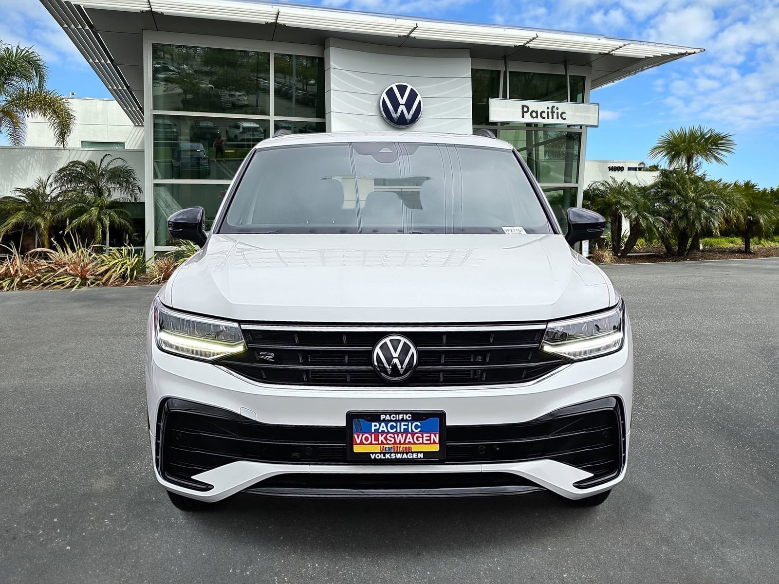 Used 2022 Volkswagen Tiguan SE R-Line image 2