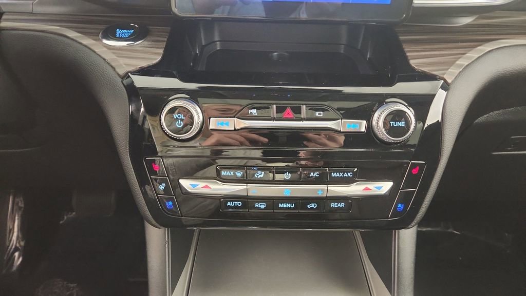 Used 2022 Ford Explorer Limited w/ Equipment Group 301A image 17