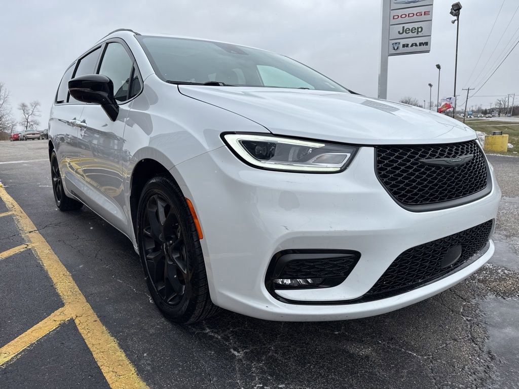 Used 2025 Chrysler Pacifica Limited image 7