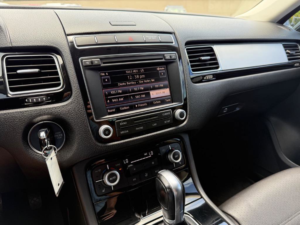 Used 2015 Volkswagen Touareg Sport image 28