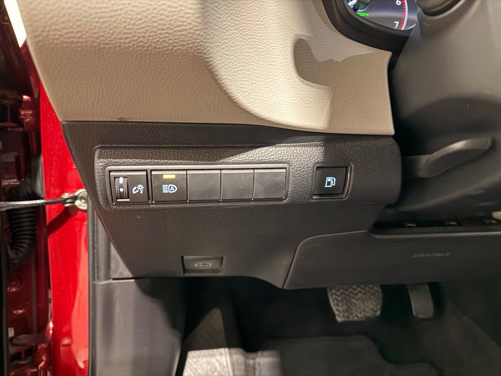 Used 2025 Toyota Corolla LE FWD image 14