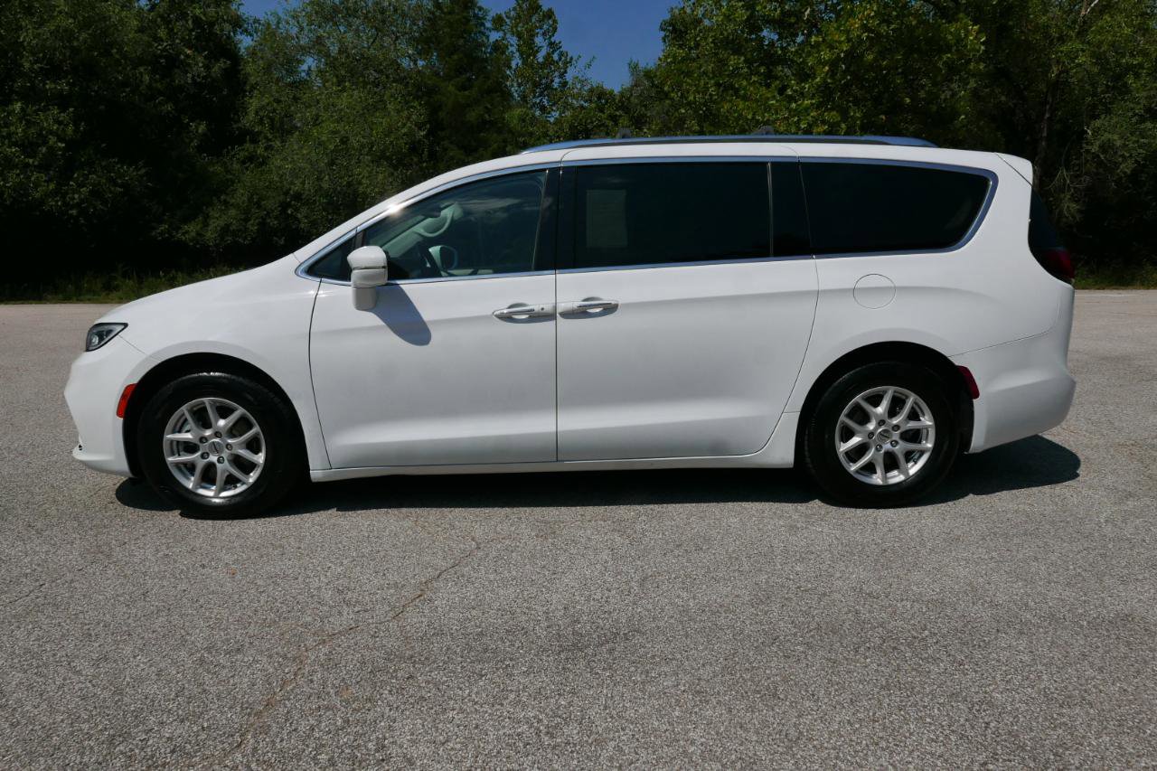 Used 2021 Chrysler Pacifica Touring-L FWD image 2
