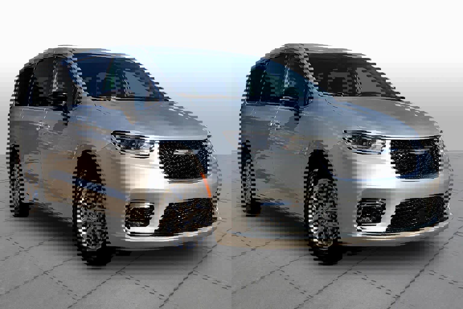 Used 2024 Chrysler Pacifica Touring-L FWD image 3