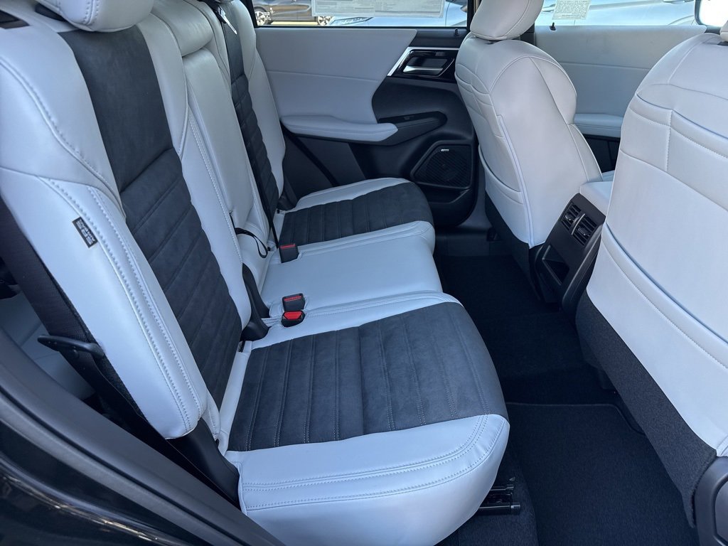 New 2025 Mitsubishi Outlander SE image 25