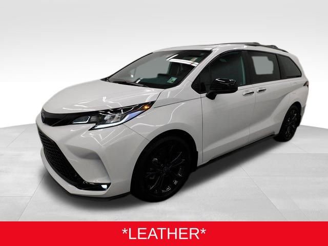 Used 2025 Toyota Sienna XSE image 4